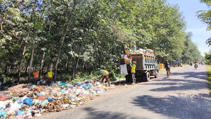 Tumpukan sampah di jalanan Asahan (Perdana-detikcom)