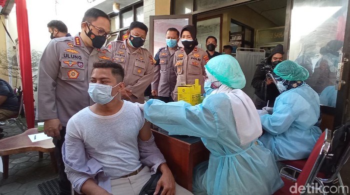 Vaksinasi COVID-19 di kantor polsek di Bandung.