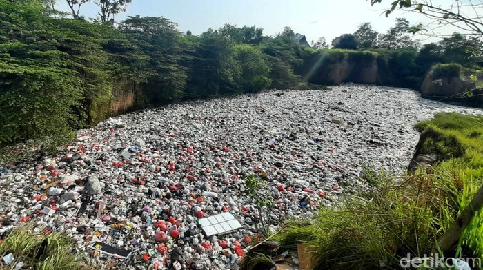 Lubang bekas tambang di Cilegon, Banten, dipenuhi sampah. Sampah diduga berasal dari mobil pikap yang biasa mengangkut sampah warga.