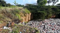 Camat Cibeber Noviyogi mengatakan pihaknya baru mengetahui setelah ramai di media sosial dan diprotes pemilik lahan. Staf kecamatan yang mengecek ke lokasi menemukan sampah lautan sampah itu memenuhi area bekas galian C. Dia menduga pengangkut sampah warga itu membuang ke bekas tambang lantaran tak mau bayar retribusi untuk membuang sampah ke Tempat Pembuangan Akhir Sampah (TPA) Bagendung. 
