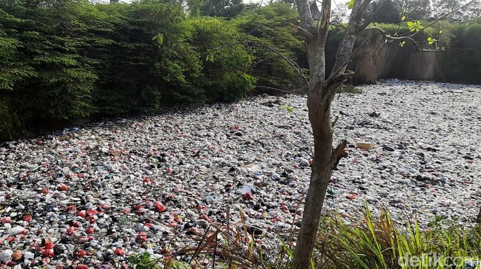 Lubang bekas tambang di Cilegon, Banten, dipenuhi sampah. Sampah diduga berasal dari mobil pikap yang biasa mengangkut sampah warga.