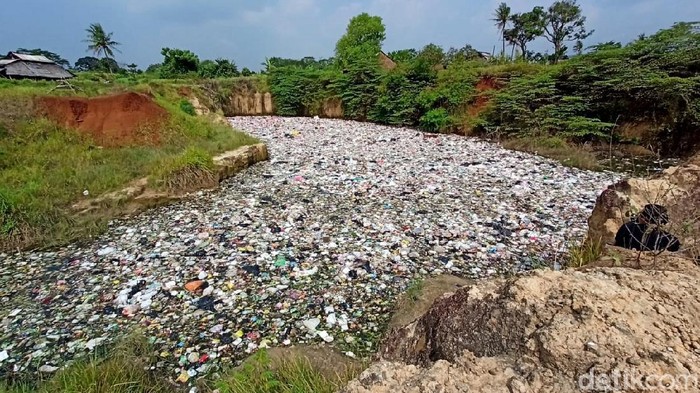 Waduh, Lubang Bekas Tambang di Cilegon Dipenuhi Sampah Lubang bekas tambang di Cilegon, Banten, dipenuhi sampah. Sampah diduga berasal dari mobil pikap yang biasa mengangkut sampah warga.