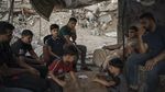 Potret Warga Gaza Bertahan Hidup di Tengah Puing-puing Bangunan