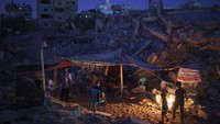 Warga Palestina yang rumahnya hancur akibat serangan udara akhirnya membangun tenda-tenda pengungsian sementara.    