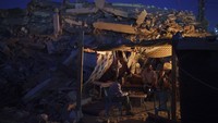 Terlihat di sepanjang jalur Gaza, banyak tenda-tenda darurat yang didirikan oleh warga untuk tempat berlindung sementara mereka.  