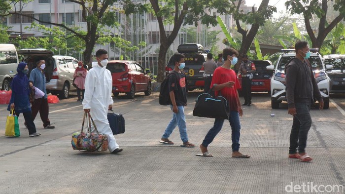 Warga Kudus positif Corona yang semula menjalani isolasi mandiri diberangkatkan ke Asrama Haji Donohudan Boyolali, Selasa (8/6/2021)