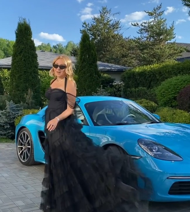 Dalam videonya, Yana yang memiliki berbagai mobil Porsche itu menanyakan kepada netizen, mobil manakah yang harus ia pakai. Netizen pun geram dengan sifat riya Yana tersebut. Wanita 46 tahun itu kemudian dibombardir dengan kritikan karena dinilai tidak sensitif dengan kondisi ekonomi orang yang banyak kesulitan di tengah pandemi ini.  Foto: dok. Instagram/@rudkovskayaofficial