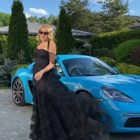 Dalam videonya, Yana yang memiliki berbagai mobil Porsche itu menanyakan kepada netizen, mobil manakah yang harus ia pakai. Netizen pun geram dengan sifat riya Yana tersebut. Wanita 46 tahun itu kemudian dibombardir dengan kritikan karena dinilai tidak sensitif dengan kondisi ekonomi orang yang banyak kesulitan di tengah pandemi ini.  Foto: dok. Instagram/@rudkovskayaofficial