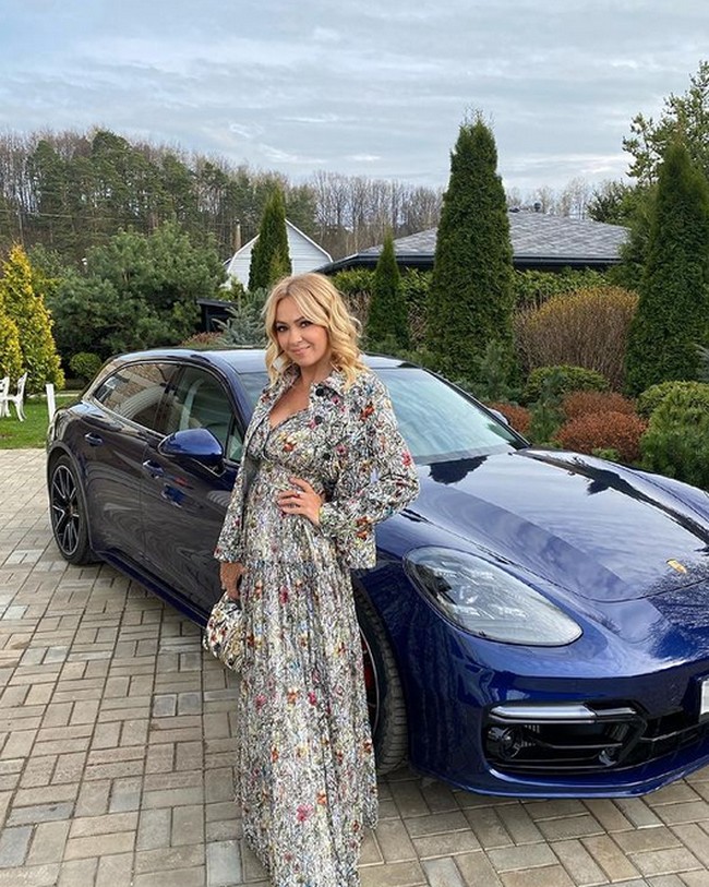 Diketahui bahwa satu mobil Porsche harganya bisa Rp 3 miliar. Yana pun tampak bangga dengan harta mewahnya itu. Dia sering pamer OOTD dengan latar belakang supercar-nya itu.  Foto: dok. Instagram/@rudkovskayaofficial