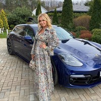 Diketahui bahwa satu mobil Porsche harganya bisa Rp 3 miliar. Yana pun tampak bangga dengan harta mewahnya itu. Dia sering pamer OOTD dengan latar belakang supercar-nya itu.  Foto: dok. Instagram/@rudkovskayaofficial