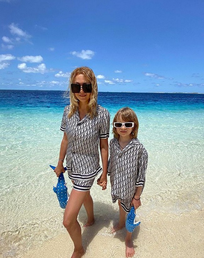 Yana pun kerap pamer liburan mewah. Seperti dalam fotonya ini, dia tengah berlibur di Maldives bersama suami dan kedua anaknya.  Foto: dok. Instagram/@rudkovskayaofficial