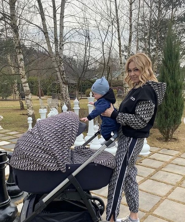 Tampilannya kali ini serba Dior. Stroller bayi pun datang dari rumah mode mewah tersebut.  Foto: dok. Instagram/@rudkovskayaofficial