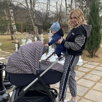 Tampilannya kali ini serba Dior. Stroller bayi pun datang dari rumah mode mewah tersebut.  Foto: dok. Instagram/@rudkovskayaofficial