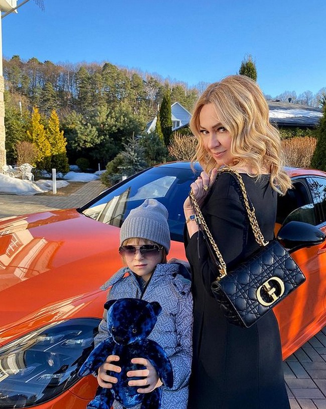 FSang sosialita memang memiliki banyak mobil mewah. Dia memiliki empat mobil Porsche dengan warna-warna terang seperti hijau sampai Oranye dengan berbagai tipe mobil.  oto: dok. Instagram/@rudkovskayaofficial