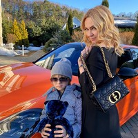 FSang sosialita memang memiliki banyak mobil mewah. Dia memiliki empat mobil Porsche dengan warna-warna terang seperti hijau sampai Oranye dengan berbagai tipe mobil.  oto: dok. Instagram/@rudkovskayaofficial