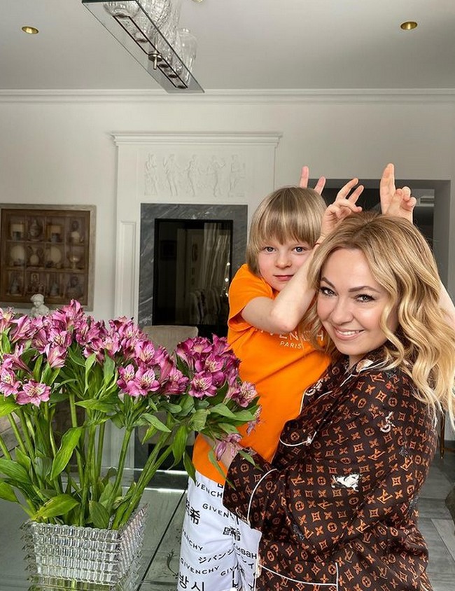 Untuk di rumah pun, Yana memilih piyama mewah. Piyamanya datang dari brand Louis Vuitton.  Foto: dok. Instagram/@rudkovskayaofficial