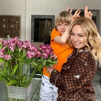 Untuk di rumah pun, Yana memilih piyama mewah. Piyamanya datang dari brand Louis Vuitton.  Foto: dok. Instagram/@rudkovskayaofficial