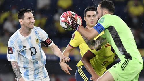 BARRANQUILLA, COLOMBIA - JUNE 08: David Ospina of Colombia makes a save against Lionel Messi of Argentina during a match between Colombia and Argentina as part of South American Qualifiers for Qatar 2022 at Estadio Metropolitano on June 08, 2021 in Barranquilla, Colombia. (Photo by Gabriel Aponte/Getty Images)