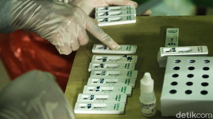 Ada Puluhan Kasus COVID-19, Warga Gg Bahagia Tangerang Ditracing Tenaga kesehatan melakukan tes swab antigen kepada warga di Gg Bahagia, Kel Gerendeng, Kec Karawaci, Tangerang. Upaya ini sebagai tracing atau pelacakan untuk menekan penyebaran COVID-19.
