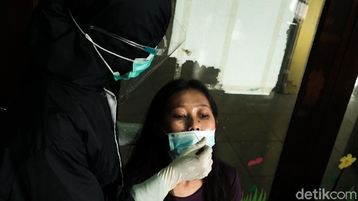 Ada Puluhan Kasus COVID-19, Warga Gg Bahagia Tangerang Ditracing Tenaga kesehatan melakukan tes swab antigen kepada warga di Gg Bahagia, Kel Gerendeng, Kec Karawaci, Tangerang. Upaya ini sebagai tracing atau pelacakan untuk menekan penyebaran COVID-19.