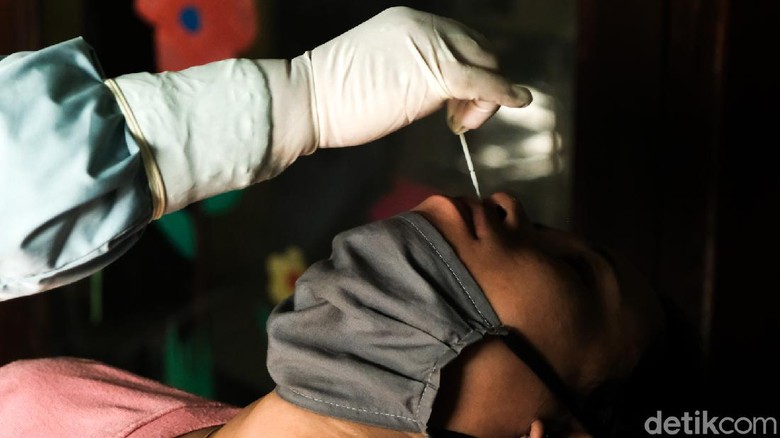 Ada Puluhan Kasus COVID-19, Warga Gg Bahagia Tangerang Ditracing Tenaga kesehatan melakukan tes swab antigen kepada warga di Gg Bahagia, Kel Gerendeng, Kec Karawaci, Tangerang. Upaya ini sebagai tracing atau pelacakan untuk menekan penyebaran COVID-19.