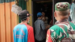 Tenaga kesehatan melakukan tes swab antigen kepada warga di Gg Bahagia, Kel Gerendeng, Kec Karawaci, Tangerang. Upaya ini untuk menekan penyebaran COVID-19.