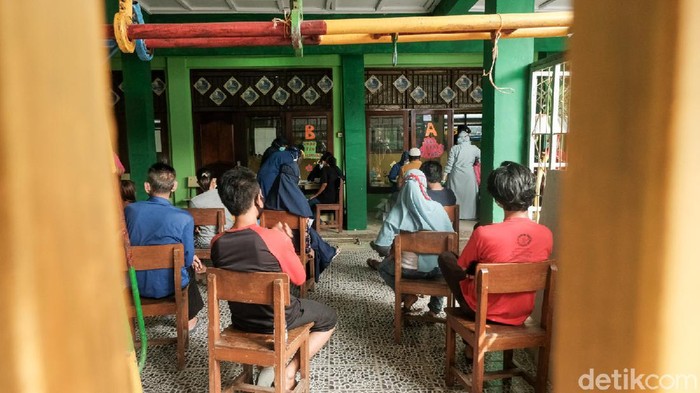 Tenaga kesehatan melakukan tes swab antigen kepada warga di Gg Bahagia, Kel Gerendeng, Kec Karawaci, Tangerang. Upaya ini sebagai tracing atau pelacakan untuk menekan penyebaran COVID-19.