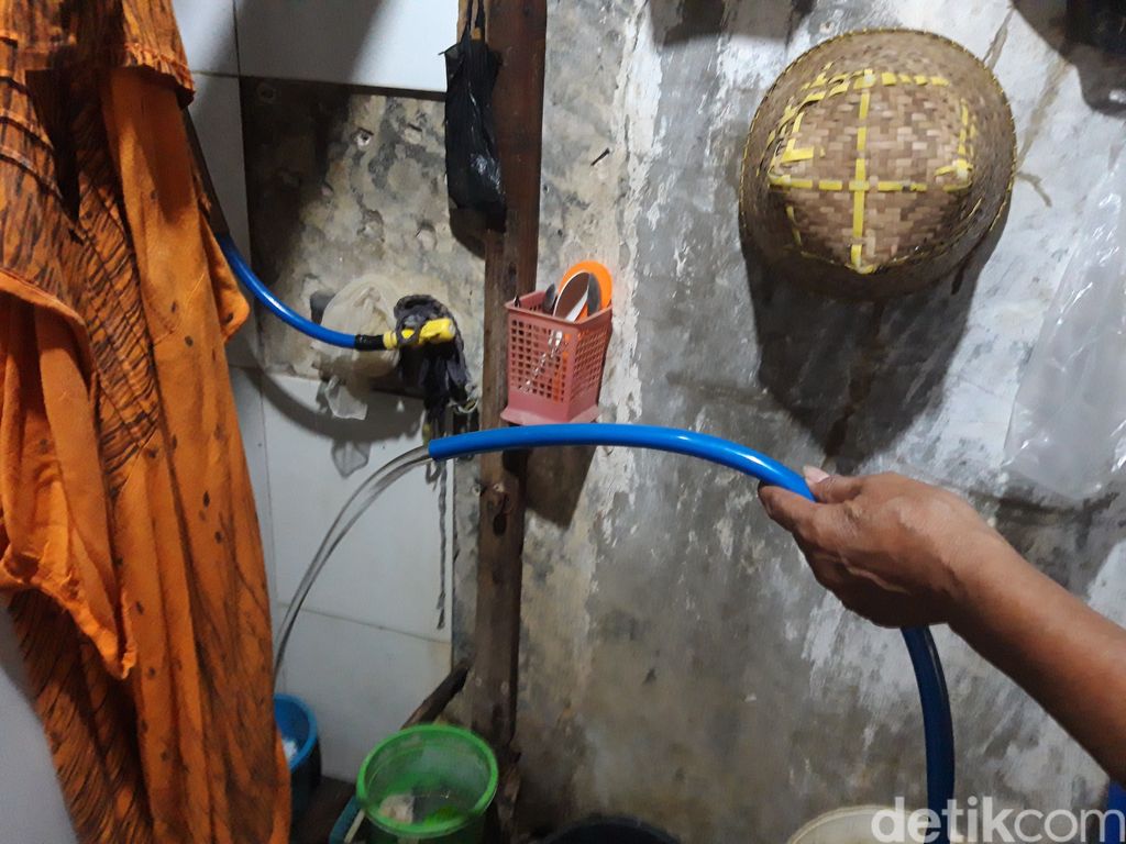Aliran air minum warga di Jembatan Besi, Tambora, ini sudah lancar kembali setelah sempat tersendat gegara proyek got. (Rakha AD/detikcom)