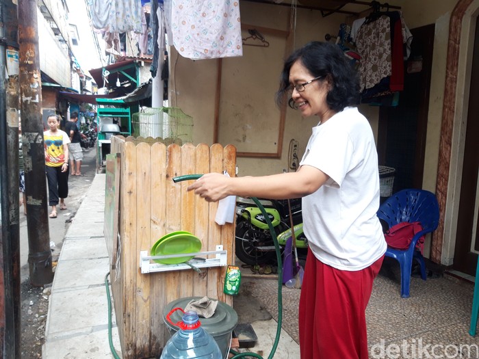 Aliran air minum warga di Jembatan Besi, Tambora, ini sudah lancar kembali setelah sempat tersendat gegara proyek got. (Rakha AD/detikcom)