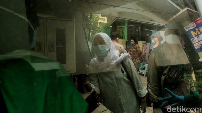 Terdapat pasien COVID-19 di RW 11 Kelurahan Gerendeng, Karawaci, yang dievakuasi ke fasilitas isolasi dan rumah sakit. Ambulans dengan sigap meluncur.