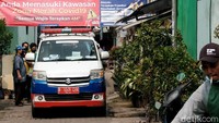 Ambulans milik Dinas Kesehatan Kota Tangerang tiba di lokasi lockdown mikro di Gg Bahagia RW 11, Kelurahan Gerendeng, Kecamatan Karawaci, Tangerang, Banten, Rabu (9/6/2021) menjemput pasien COVID-19.