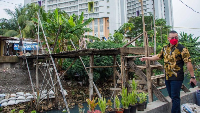 Anggota Komisi D DPRD DKI Jakarta Kenneth Hardiyanto meninjau jembatan bambu yang reyot di Kebon Jeruk.