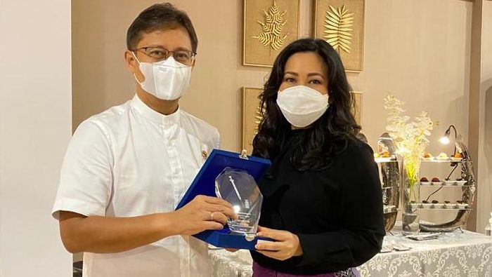 Apresiasi Pemerintah Dalam Menggenjot Vaksinasi Kemenkes memberikan apresiasi dan penghargaan kepada PT Blue Bird Tbk atas dukungan Tbk dalam menyukseskan vaksinasi COVID-19.
