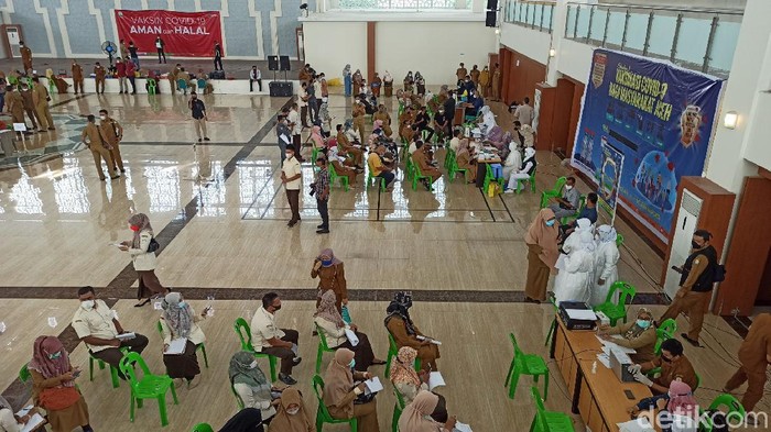 ASN Pemerintah Aceh serta masyarakat menjalani vaksinasi massal yang digelar di Gedung Banda Aceh Conventions Hall di Banda Aceh (Agus Setyadi/detikcom)
