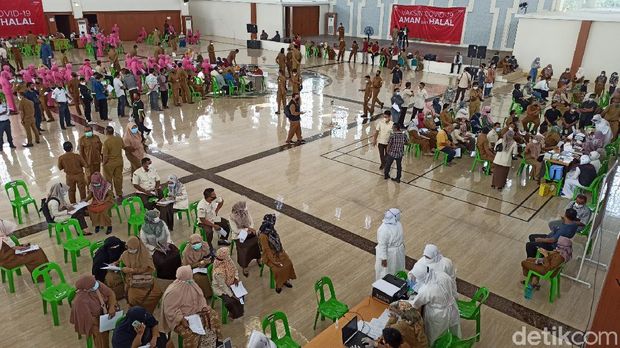 ASN Pemerintah Aceh serta masyarakat menjalani vaksinasi massal yang digelar di Gedung Banda Aceh Conventions Hall di Banda Aceh (Agus Setyadi/detikcom)