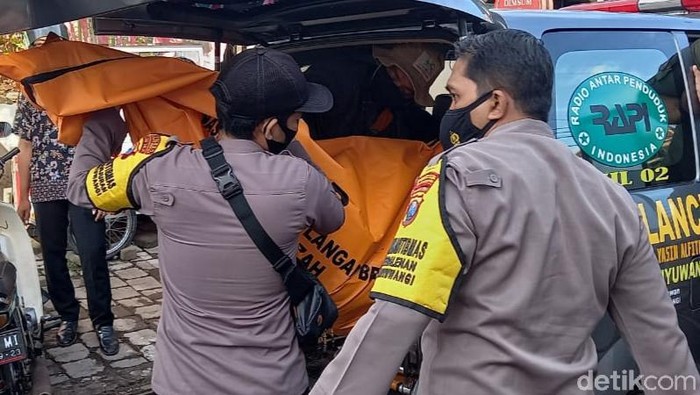 Mayat perempuan tua ditemukan warga Kecamatan Kota Banyuwangi, saat hujan deras mengguyur. Mayat itu ditemukan hanyut dan tersangkut di selokan yang berada di Kelurahan Tamanbaru.