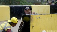 Jembatan terlihat mulai memudar, sehingga dicat kembali oleh petugas dengan warna baru perpaduan kuning dan hitam.  