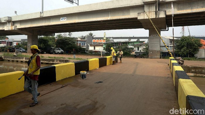 Biar Nggak Kusam! Jembatan di Cipinang Melayu Dicat Ulang Sejumlah petugas tengah melakukan perawatan dan pemeliharaan jembatan Cipinang Melayu, Jakarta Timur, Rabu (09/06/2021).