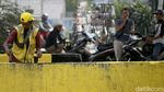 Biar Nggak Kusam! Jembatan di Cipinang Melayu Dicat Ulang