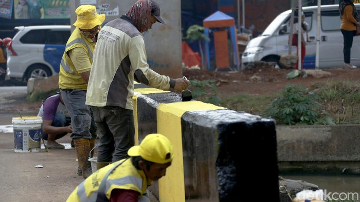 Sejumlah petugas tengah melakukan perawatan dan pemeliharaan jembatan Cipinang Melayu, Jakarta Timur, Rabu (09/06/2021).