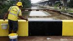 Biar Nggak Kusam! Jembatan di Cipinang Melayu Dicat Ulang