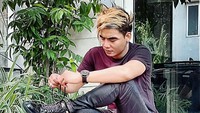 Charly Van Houten adalah seorang pengamen jalanan yang mengandalkan gudang ruko sebagai tempat tinggalnya. Foto: Instagram Charly Van Houten