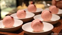 The Restaurant hanya mengadakan dinner ini dua kali dalam satu minggu, Jumat malam dan Sabtu malam.