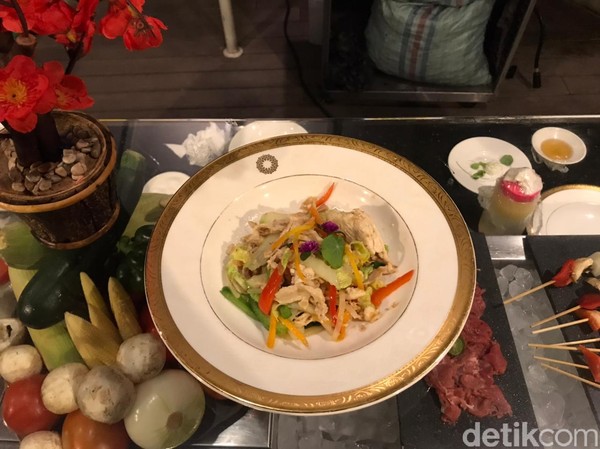 Pengunjung atau wisatawan yang datang sudah dapat menikmati sajian all you can eat di The Restaurant ini dengan harga Rp 298 ribu untuk dewasa dan Rp 185 ribu untuk anak-anak. Pengunjung atau wisatawan yang datang sudah dapat menikmati sajian all you can eat di The Restaurant ini dengan harga Rp 298 ribu untuk dewasa dan Rp 185 ribu untuk anak-anak.