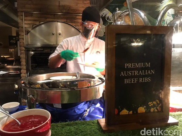 Beberapa ragam makanan yaitu US prime ribs BBQ, Hong Kong style roasted duck, assorted steamed dan dim sum, makanan Jepang ada sushi hingga tepanyaki, salad bar, home made Italian pasta dan masih banyak lagi sudah tersedia. Beberapa ragam makanan yaitu US prime ribs BBQ, Hong Kong style roasted duck, assorted steamed dan dim sum, makanan Jepang ada sushi hingga tepanyaki, salad bar, home made Italian pasta dan masih banyak lagi sudah tersedia.