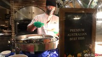 Beberapa ragam makanan yaitu US prime ribs BBQ, Hong Kong style roasted duck, assorted steamed dan dim sum, makanan Jepang ada sushi hingga tepanyaki, salad bar, home made Italian pasta dan masih banyak lagi sudah tersedia.