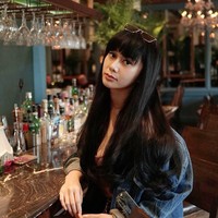 Setelah menjalin hubungan terlarang selama bertahun-tahun, di tahun ketiga Denise baru mulai menyadari jika dirinya tak bisa terus menerus ada di hubungan tersebut. Ia kemudian sempat melakukan beberapa hal agar akhirnya bisa lepas dari hubungan tersebut, seperti dengan mengirimkan bunga papan ke kantor pria berinisial R. Denise mengira dengan demikian sang pria akan membencinya, namun rupanya pria tersebut masih memaafkannya dan keduanya kembali bersama. Foto: Instagram denisechariesta