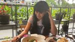 Denise Chariesta Saat Makan di Kafe Mewah hingga Penjual Kaki Lima