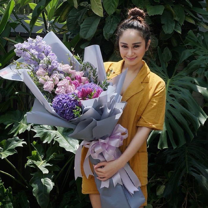 Denise Chariesta Saat Makan di Kafe Mewah hingga Penjual Kaki Lima