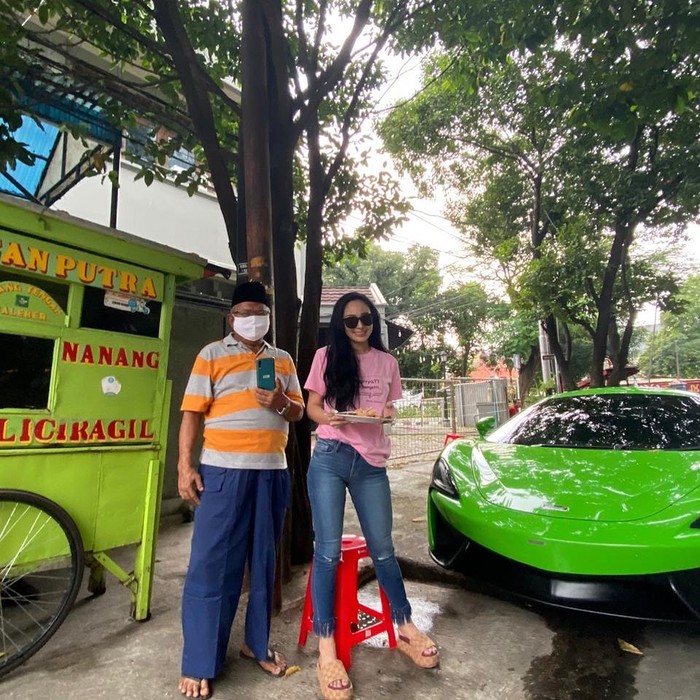 Denise Chariesta Saat Makan di Kafe Mewah hingga Penjual Kaki Lima Denise Chariesta Saat Makan di Kafe Mewah hingga Penjual Kaki Lima